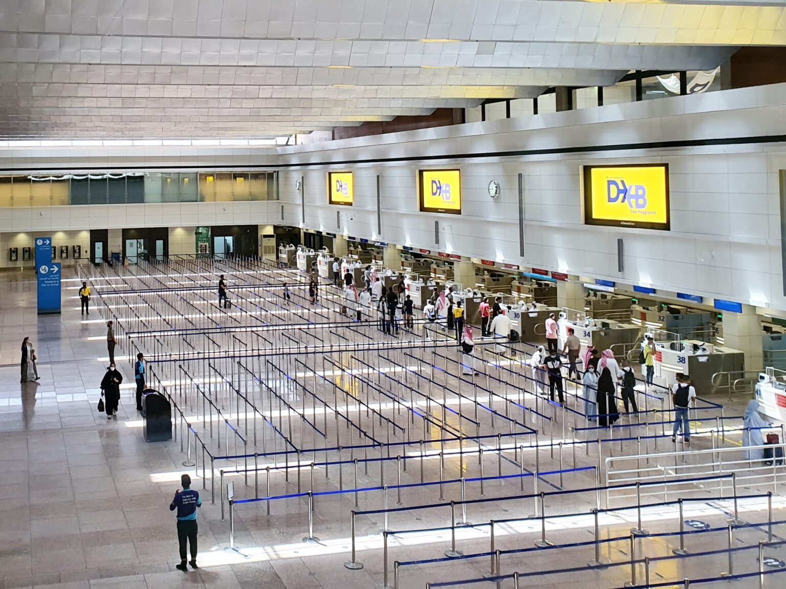 Terminál 1 dubajského mezinárodního letiště vítá první cestující za 15 měsíců