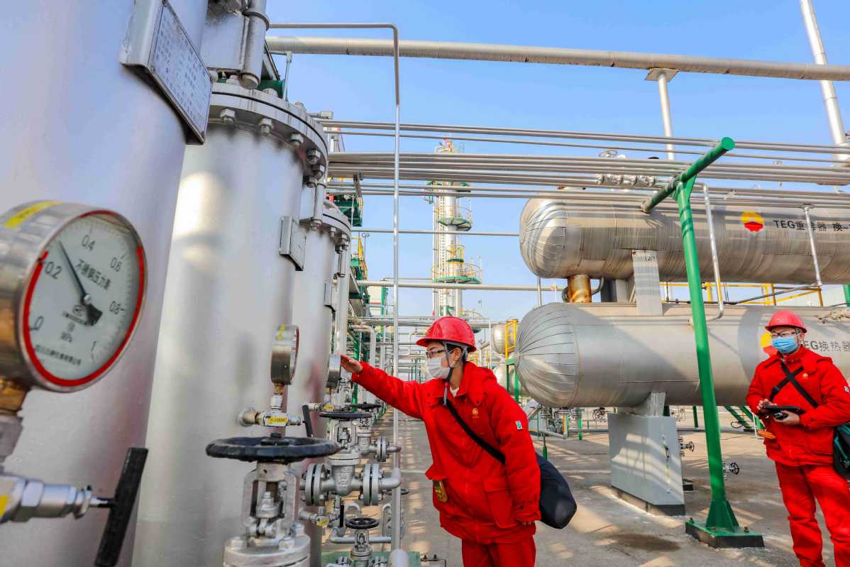 Zaměstnanci CNPC provádějí údržbářské práce na čerpací stanici v Suining v provincii Sichuan