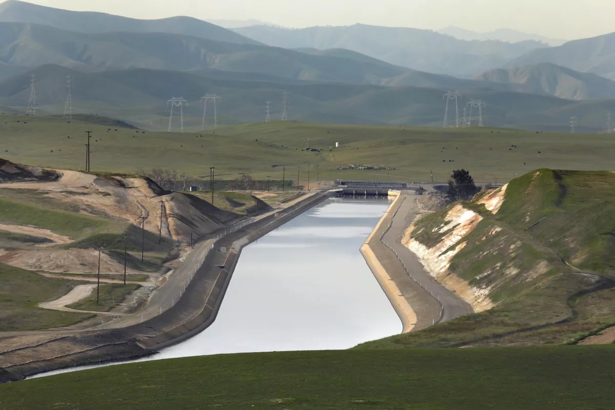 Delta-Mendota Canal, součást federálního Central Valley Project, vede podél západního okraje San Joaquin Valley. Kalifornští vodohospodáři schválili plán na odvedení více než 600 000 akrů povodňových stop z řeky San Joaquin, aby se doplnila podzemní voda a poskytla útočiště pro divokou zvěř.(