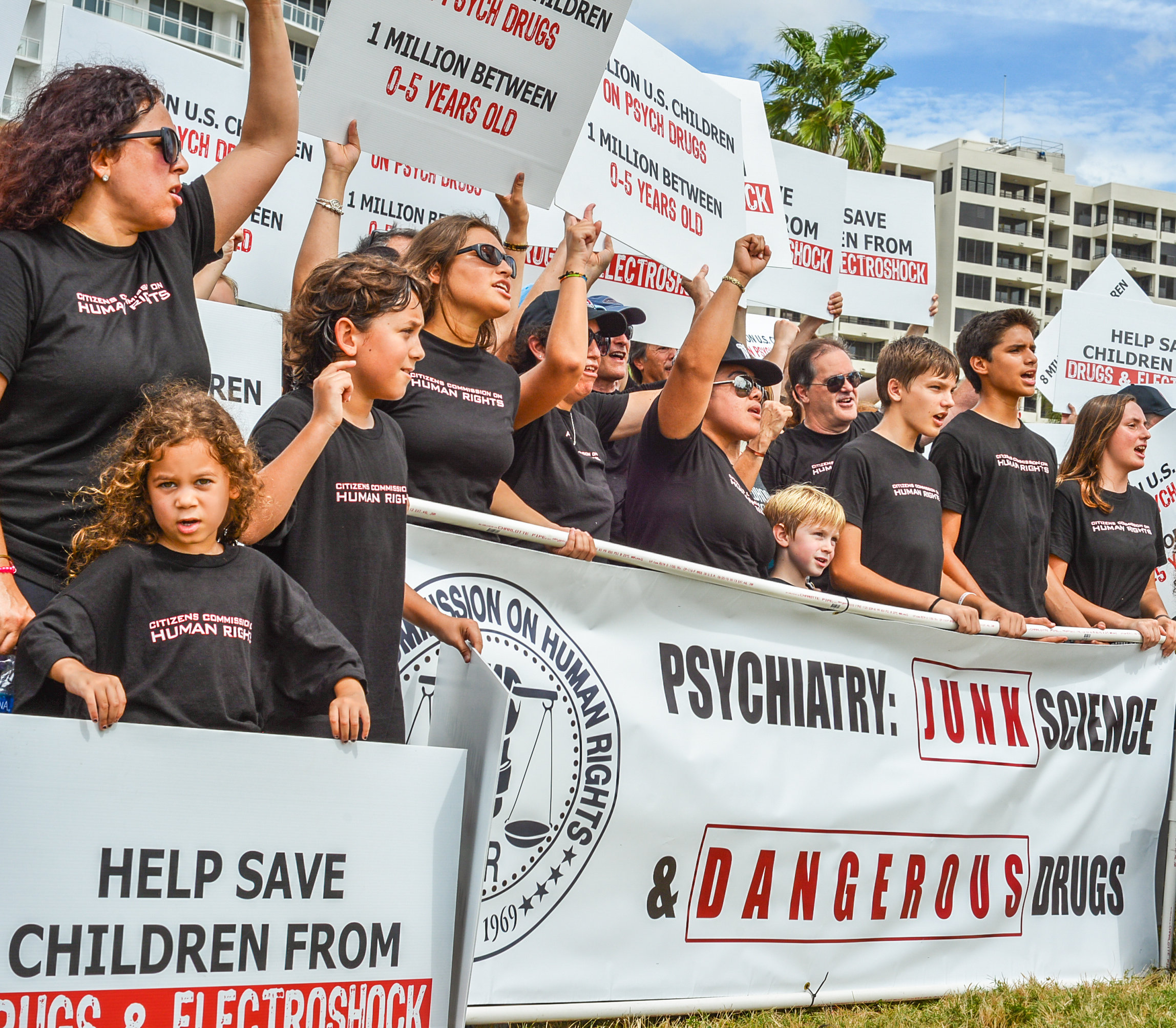 CCHR protestuje proti psychiatrickému užívání drog u kojenců (nahoře) a vzdělává návštěvníky na výstavě Psychiatrie: Muzeum průmyslu smrti.