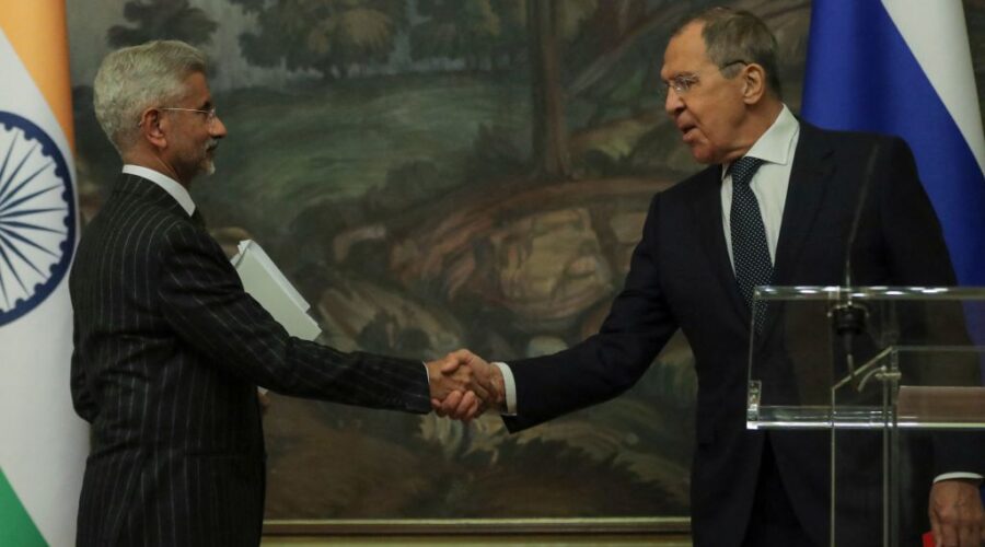 Ruský ministr zahraničí Sergej Lavrov a jeho indický protějšek Subrahmanyam Jaishankar si podávají ruce během společné tiskové konference po jednání v Moskvě, 8. listopadu 2022.