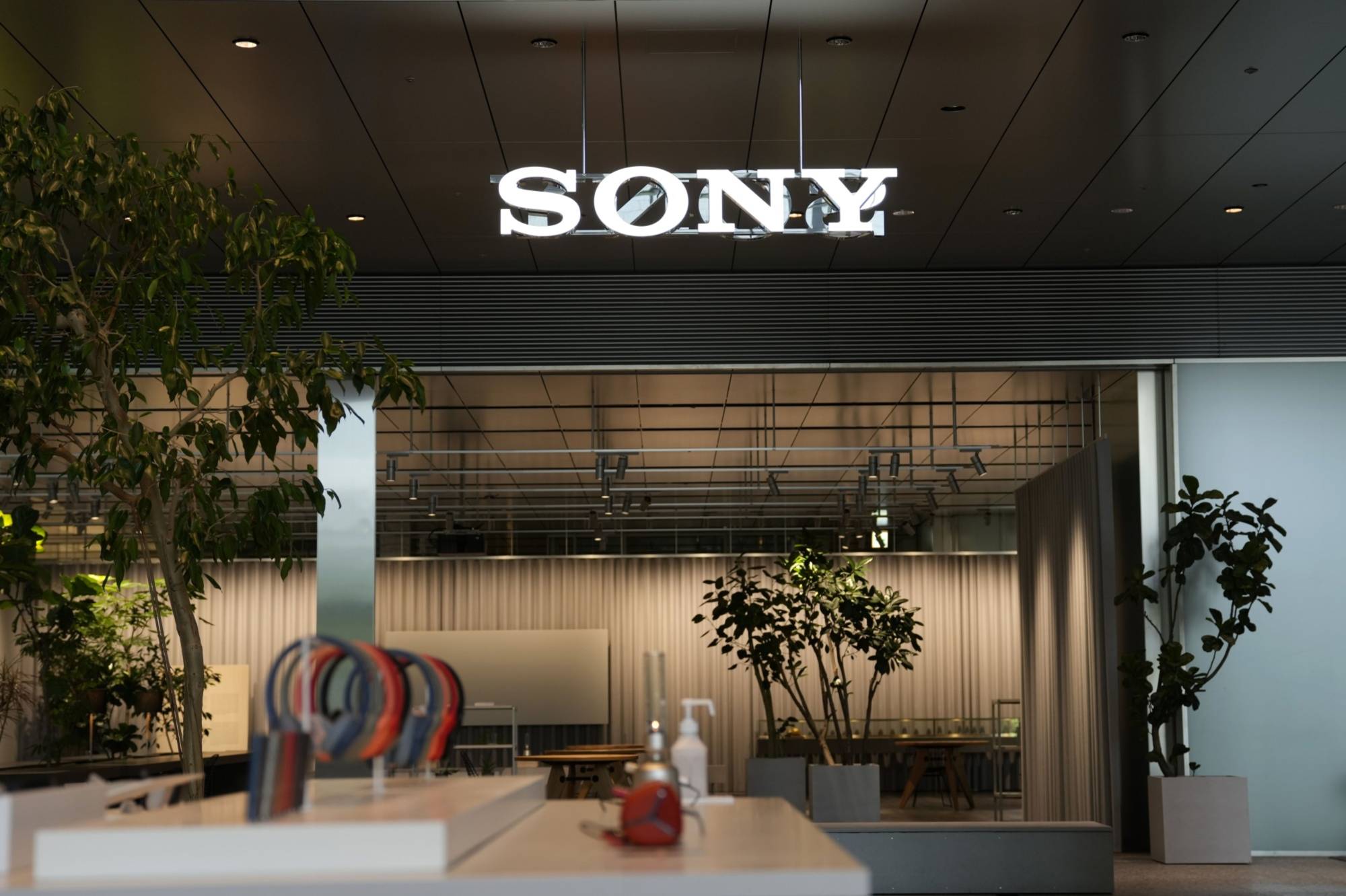 Provozní zisk společnosti Sony Corp. v březnovém čtvrtletí činil 66,5 miliardy ¥, což je méně než prognózy analytiků.