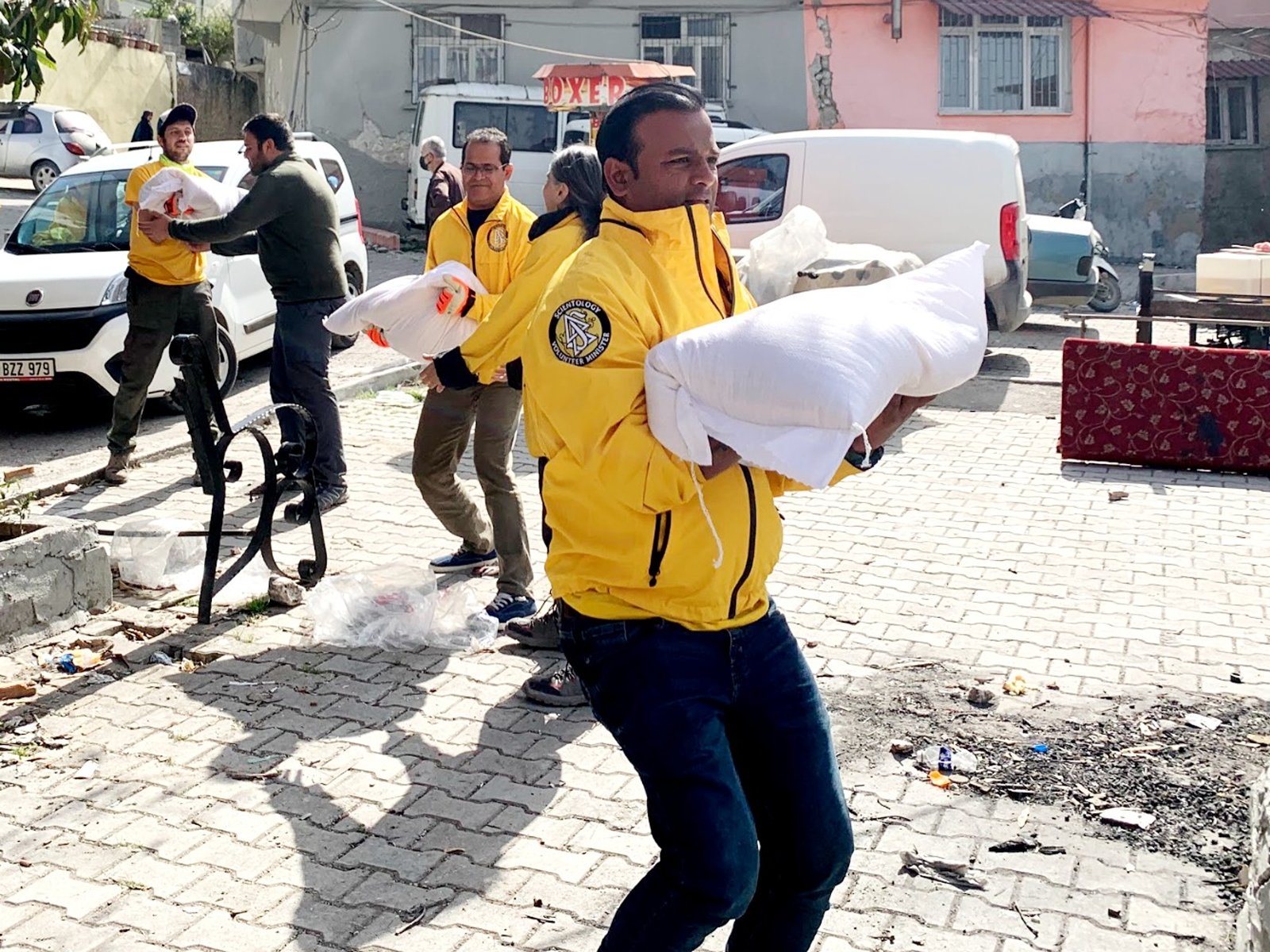 Jak proudí pomoc do Turecka, scientologičtí dobrovolníci se primárně zaměřují na to, aby se zásoby dostaly do rukou těch, kteří to nejvíce potřebují.